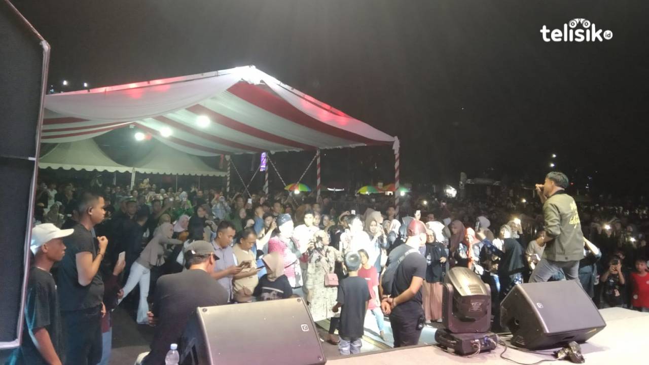 Suasana konser Angga Dermawan, artis asal Kota Ternate di acara kick off pengawasan pemilihan serentak tahun 2024. Foto: Nur Fauzia/Telisik