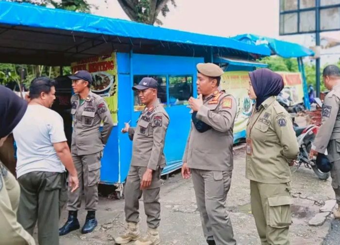 Satuan Pol PP Kota Kendari melakukan sosialisasi kepada Pedagang Kaki Lima (PKL) mengenai Peraturan Daerah (Perda) Nomor 10 Tahun 2014. Foto: Ist.