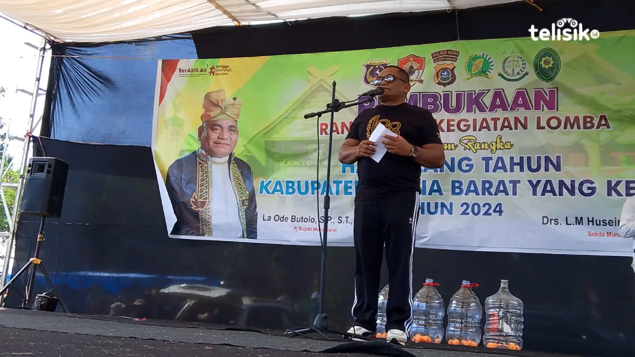 Pj Bupati Muna Barat, La Ode Butolo saat memberi sambutan di hadapan masyarakat. Foto: Putri Wulandari/Telisik