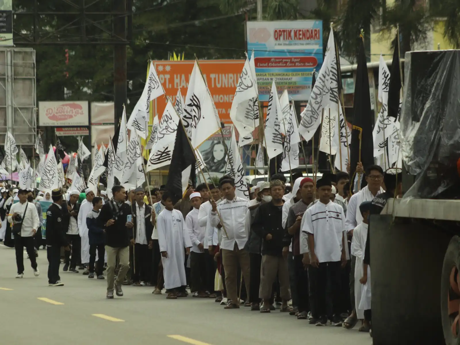 Pawai Semarak Muharram 1446 Hijriah di Kendari yang diikuti ratusan masyarakat. Foto: Ist.