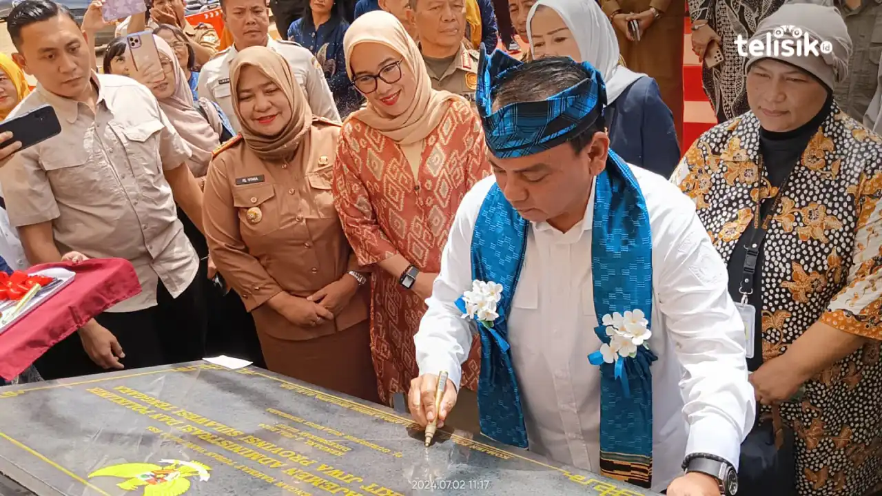 Pj Gubernur Sulawesi Tenggara saat meresmikan gedung manajemen administrasi dan poliklinik RSJ Provinsi Sulawesi Tenggara. Foto: Sigit Purnomo/Telisik