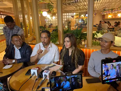 Barbie Kumalasari didampingi pengacara Sunan Kalijaga saat bertemu dengan wartawan: Foto: Repro Beritasatu.com
