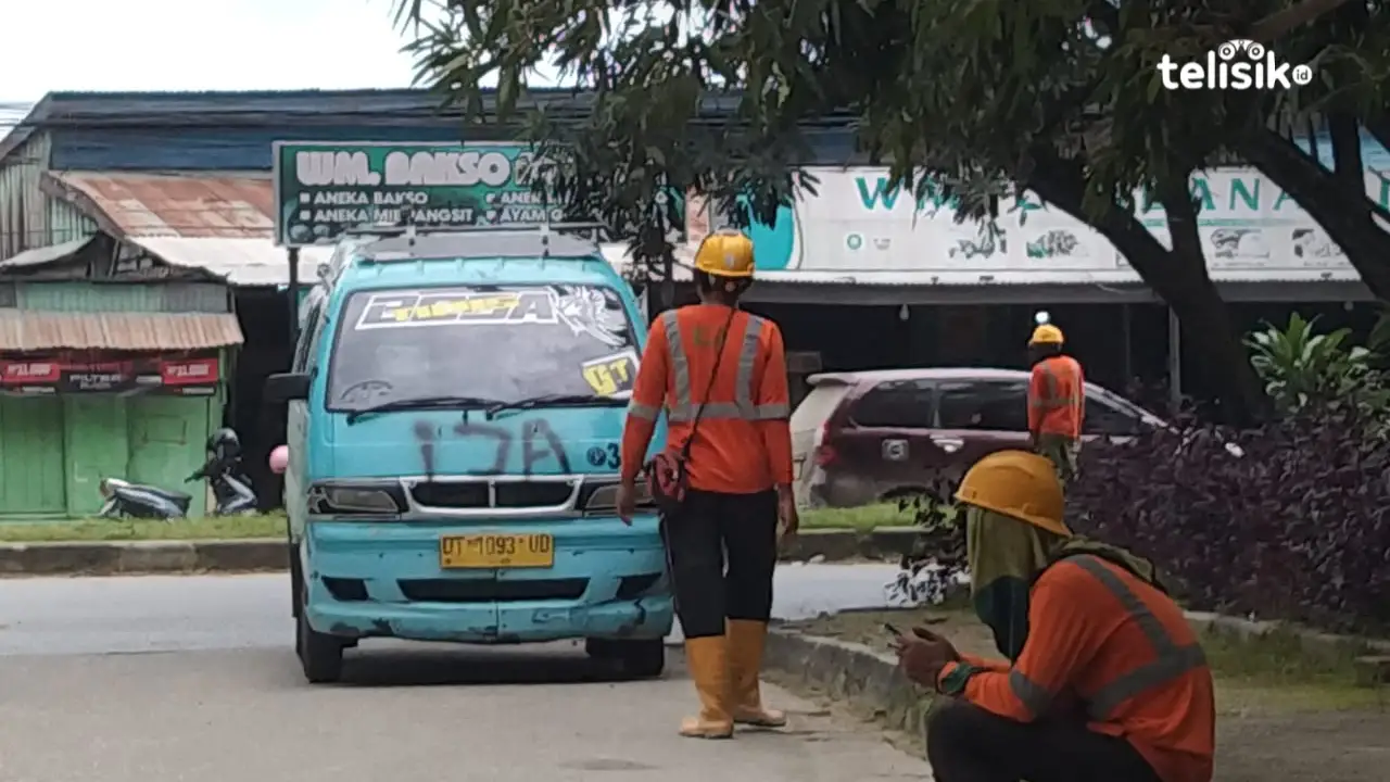 Sejumlah sopir angkutan kota atau pete,-pete di Kota Kendari mengeluhkan sepinya penumpang. Foto: Nabila/Telisik