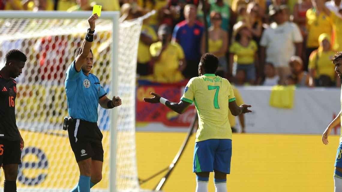 Pemain Brasil, Vinicius Junior (7), diganjar kartu kuning saat menghadapi Kolombia di Copa America 2024 pada Rabu (3/7/2024) pekan lalu. Foto: Getty Image