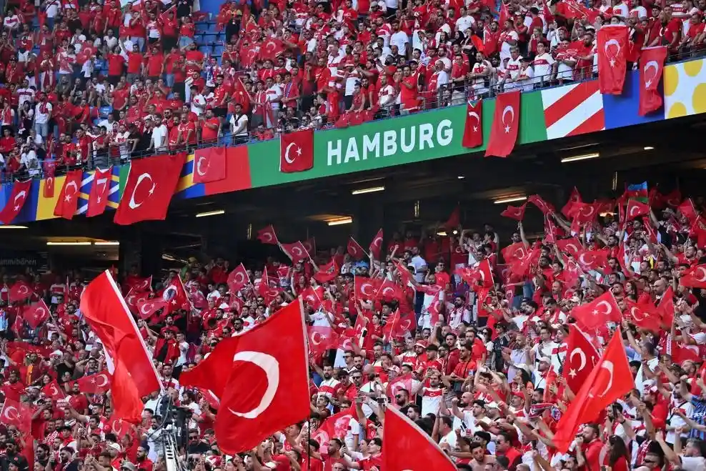 Pendukung Timnas Turki akan kembali memerahkan Kota Berlin saat tim mereka bentrok dengan Belanda di perempat final Euro 2024 di Stadion Olympia, Minggu (7/7/2024) dinihari WIB. Foto: euro.com