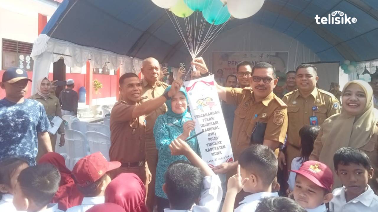 Sekda Muna, Eddy Uga bersama Plt Kadis Kesehatan, Samudra Taufik dan Ketua TP PKK, Sitti Leomo Bachrun mencanangkan pekan imunisasi polio. Foto: Sunaryo/Telisik