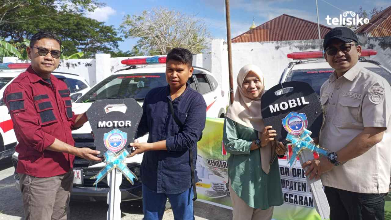 Pj Bupati Buton Selatan, Parinringi bersama Sekda Buton Selatan, La Ode Budiman saat menyerahkan bantuan kendaraan operasional beroda empat dan dua kepada Kepala Puskesmas Buton Selatan. Foto: Ali Iskandar Majid/Telisik