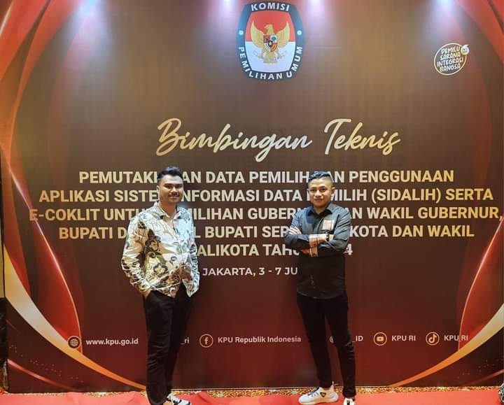 Koordinator Divisi Perencanaan Data dan Informasi KPU Muna Barat, Samsul (kanan). Foto: Ist