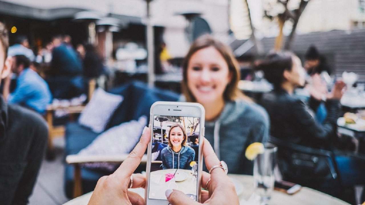 HP dari iPhone hingga beberapa merek android, tak dapat lagi mengunduh WhatsApp, melalui Playstore. Foto: Repro Pixabay