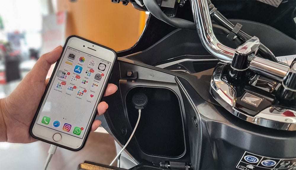 Fitur pengisian daya atau power charger, menjadi salah satu fitur yang ditawarkan oleh sepeda motor tipe skutik keluaran terbaru. Foto: Repro Blogtive