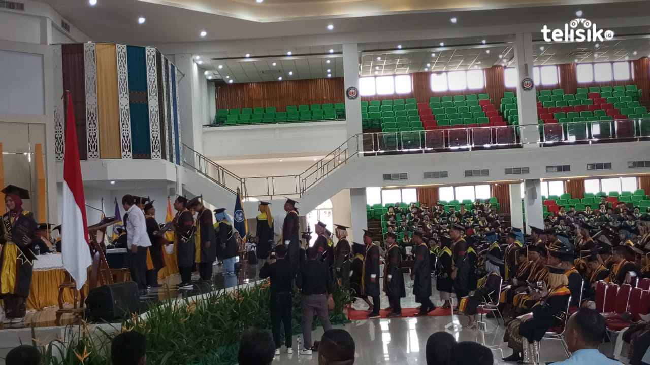 Sebanyak 1614 mahasiswa UHO Kendari diwisuda pada gelombang hari kedua periode April-Juli 2024. Foto: Nur Fauzia/Telisik