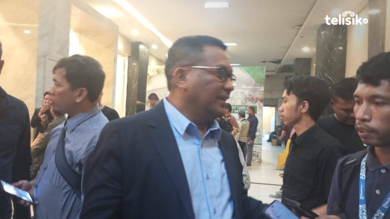 Ketua KPU Provinsi Sulawesi Tenggara, Asril, usai diwawancarai awak media. Foto: Nur Fauzia/Telisik