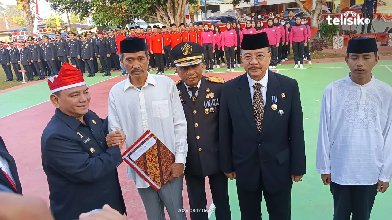 Pj Gubernur Sulawesi Tenggara, Andap Budhi Revianto, saat menyerahkan SK remisi umum kepada narapidana. Foto: Sigit Purnomo/Telisik