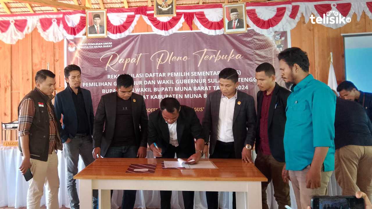Penandatanganan berita acara rapat rekapitulasi daftar pemilih sementara di Muna Barat. Foto: Putri Wulandari/Telisik