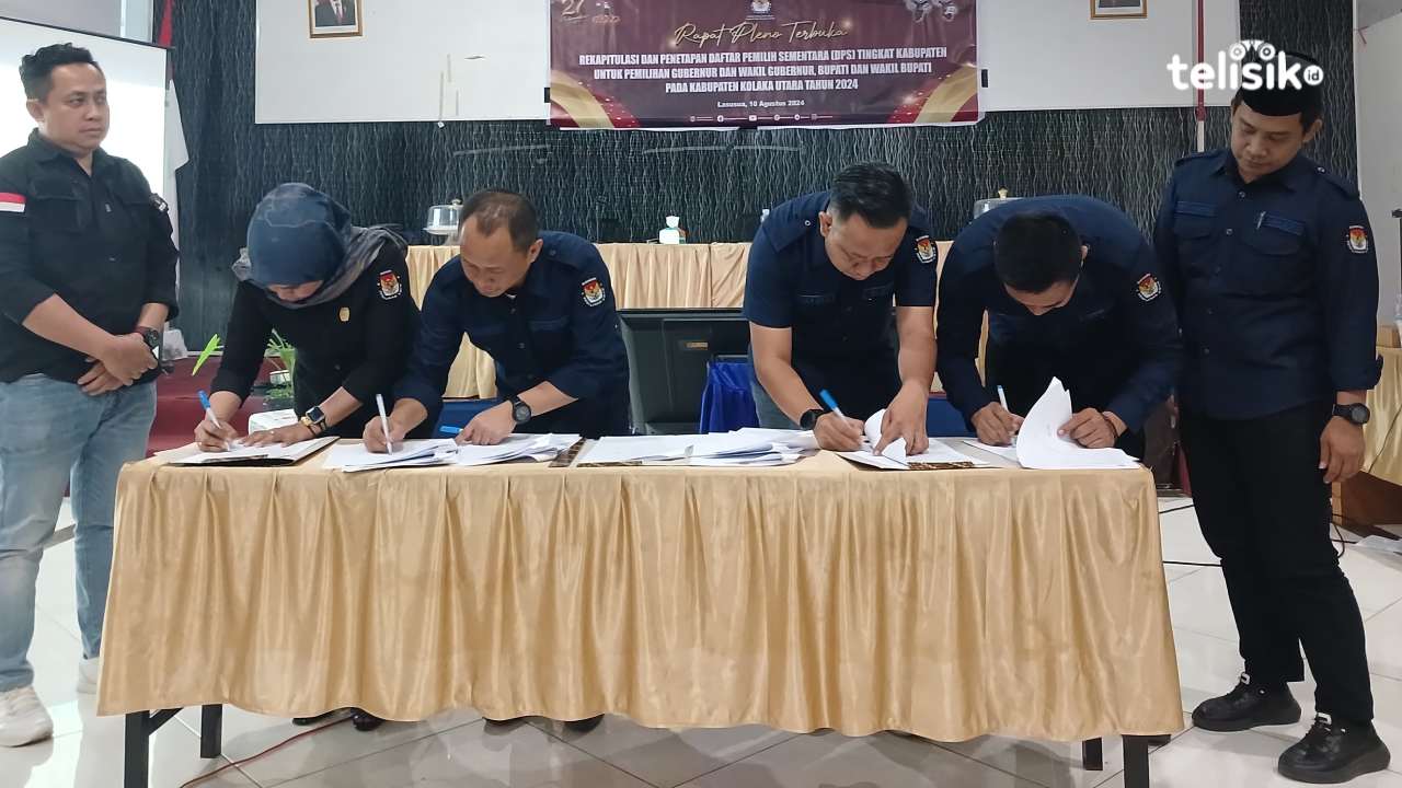 Penandatanganan berita acara hasil pleno oleh lima komisioner KPU Kolaka Utara disaksikan Ketua Bawaslu Kolaka Utara. Foto: Muh Risal H/Telisik