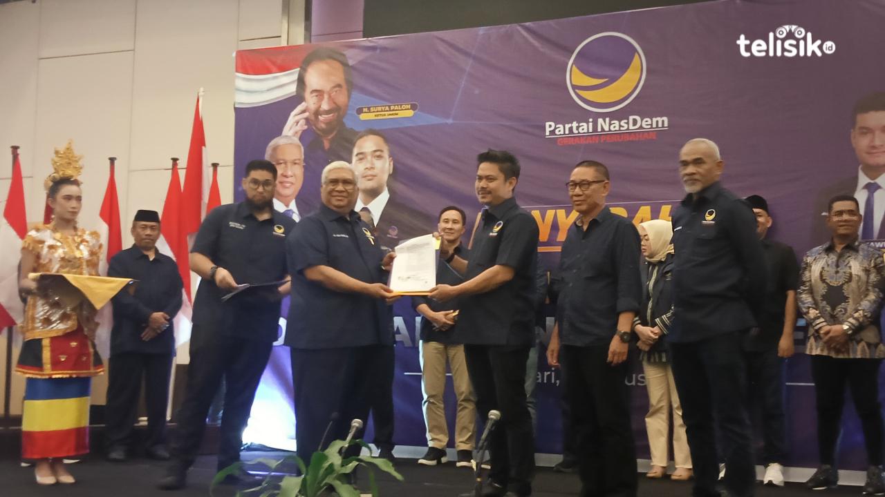 Ketua DPW Partai Nasdem Sulawesi Tenggara, Ali Mazi saat menyerahkan rekomendasi B1-KWK kepada calon Bupati Kolaka Timur Abdul Azis. Foto: Sigit Purnomo/Telisik