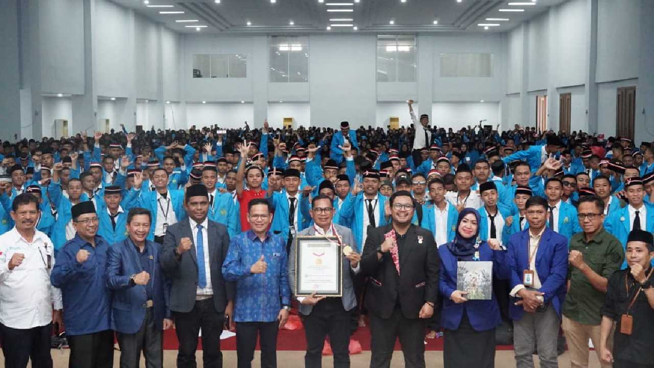 Rektor IAIN Kendari, Prof. Dr. Husain Insawan, M.Ag resmi mengukuhkan 1.566 mahasiswa baru program sarjana tahun 2024 di Ballroom Multimedia IAIN Kendari, Rabu (21/8/2024). Foto: Humas IAIN Kendari