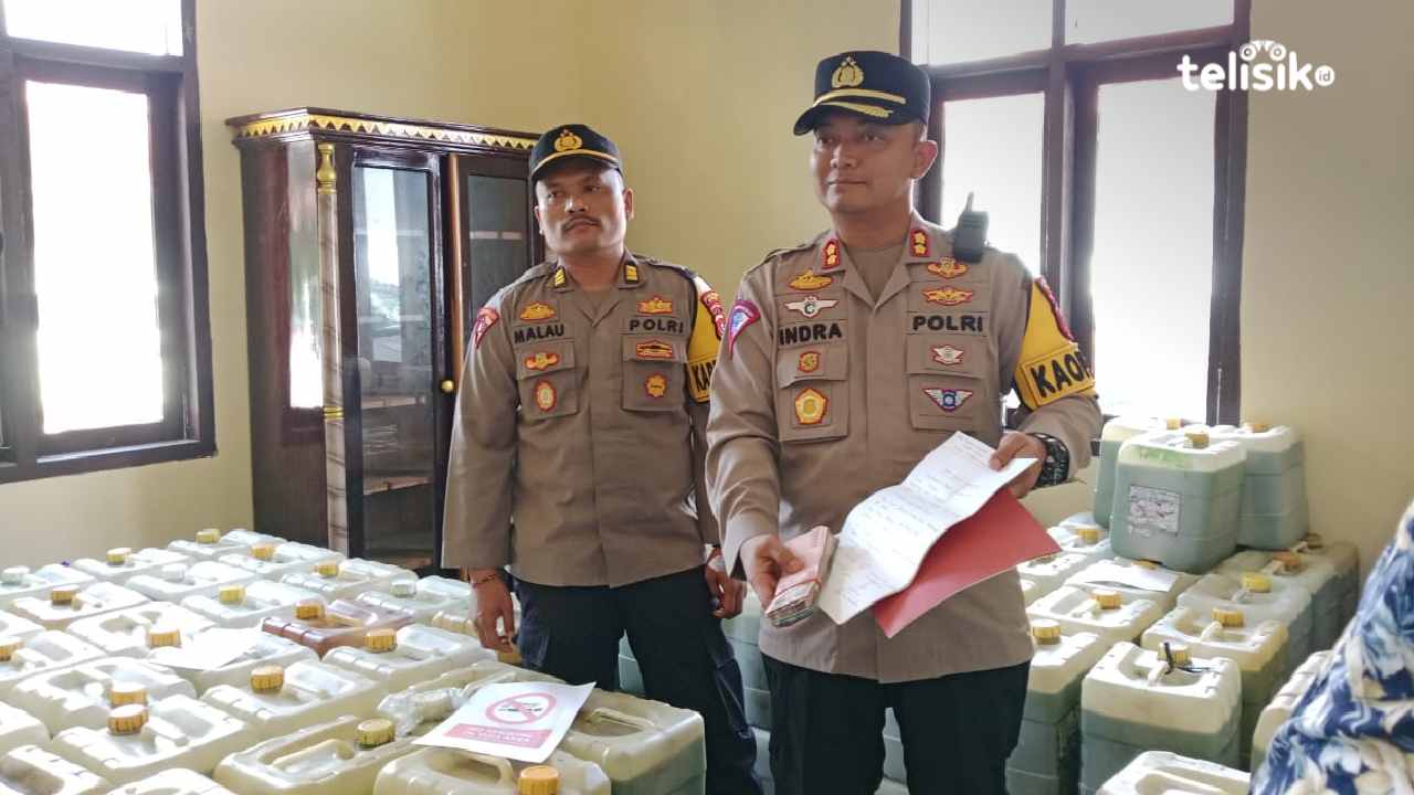Kapolres Muna, AKBP Indra Sandy Purnama Sakti bersama anggotanya memperlihatkan BBM yang diamankan. Foto : Sunaryo/Telisik