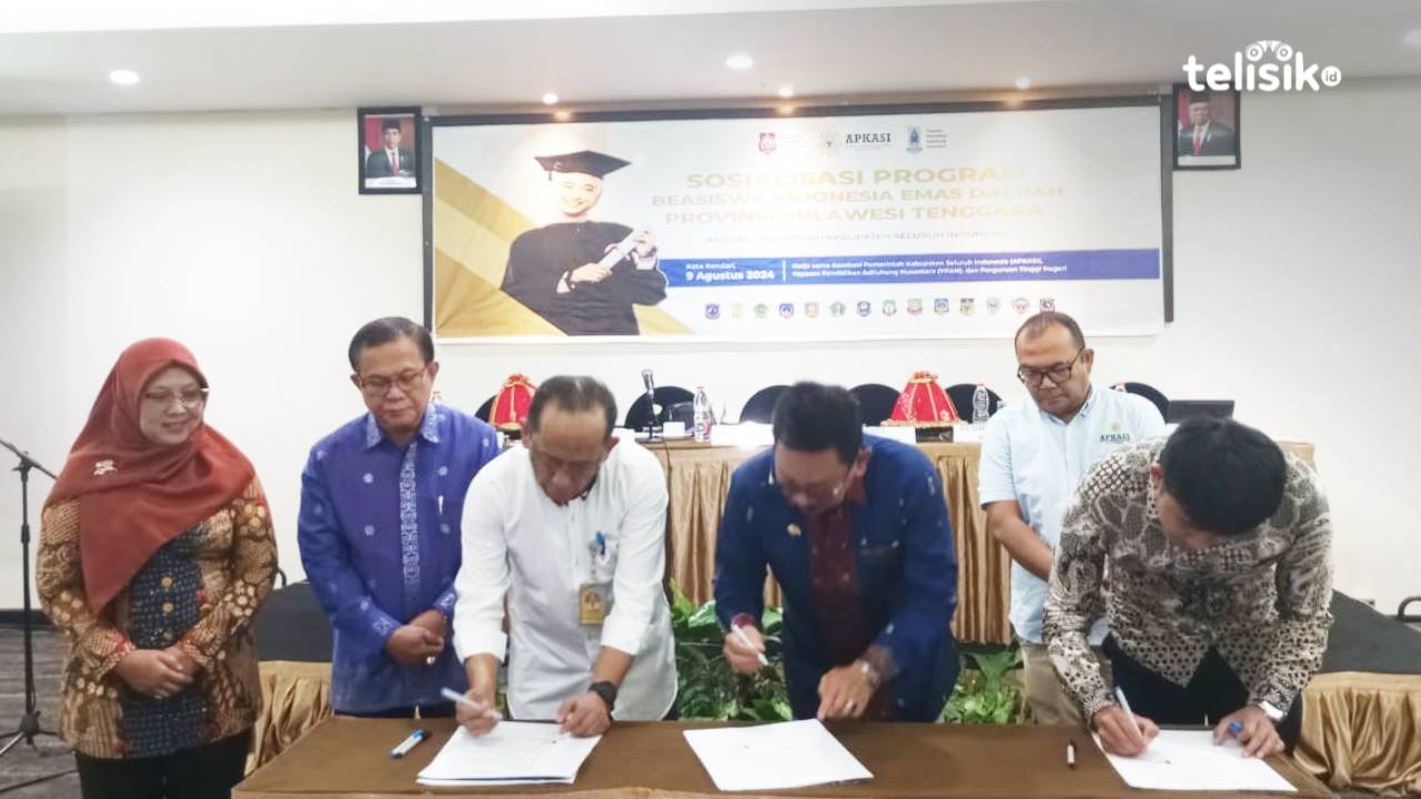 Penandatanganan MoU kerjasama bersama Apkasi Sulawesi Tenggara dan pihak Universitas Halu Oleo Kendari. Foto: Nur Fauzia/Telisik