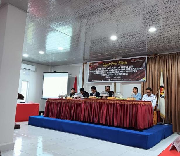 Rapat pleno rekapitulasi Verfak kedua dukungan Bapaslon bupati Muna Barat ditemukan sebanyak 1.561 yang memenuhi syarat. Foto: Ist