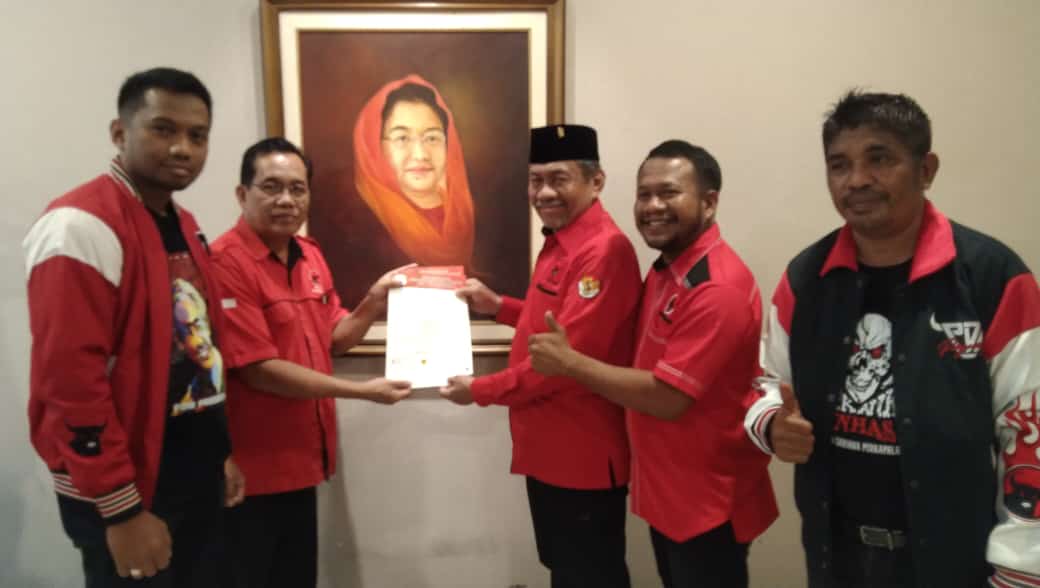 Bachrun Labuta saat menerima rekomendasi dari DPP PDIP. Foto : Ist.