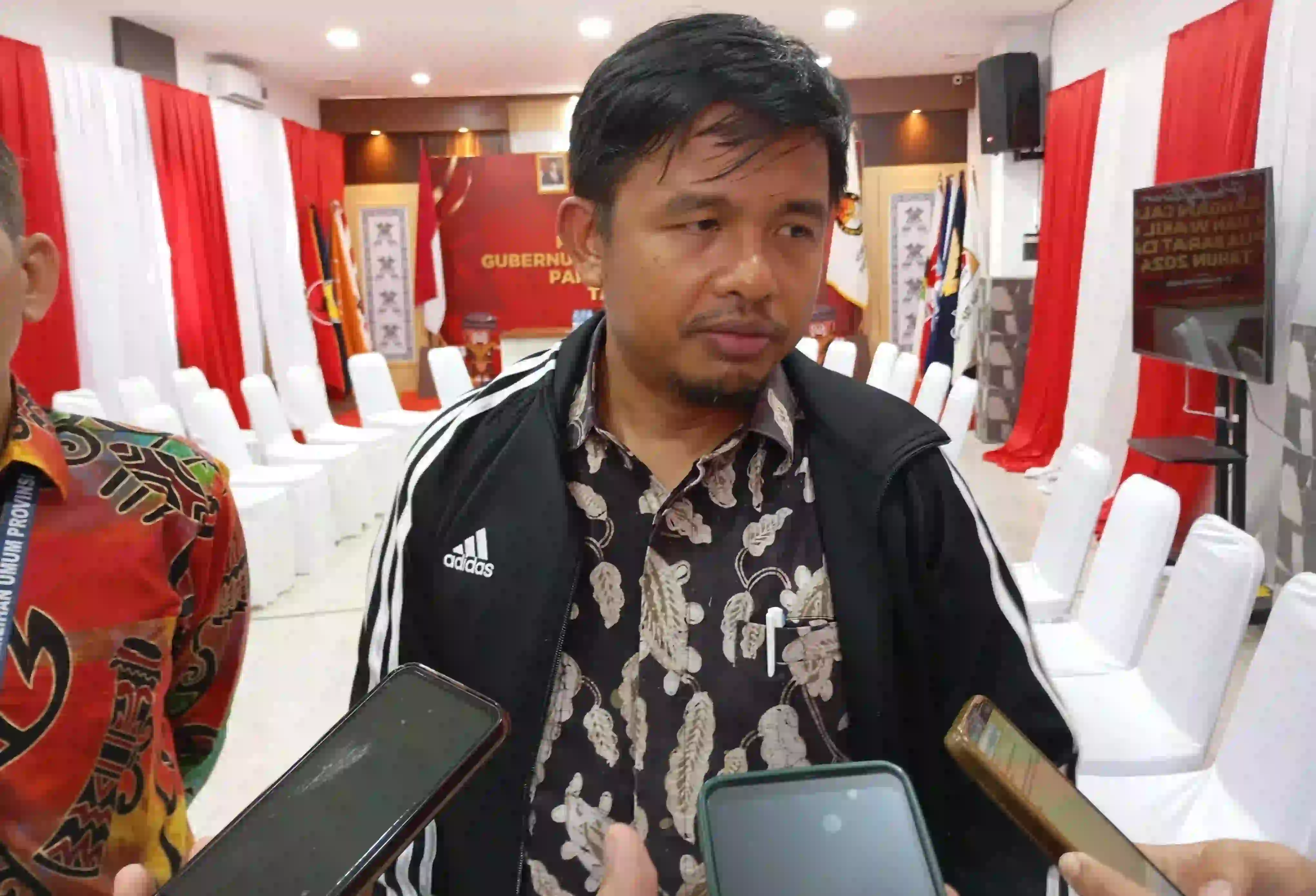 Idham Holik, anggota KPU RI saat memberikan keterangan kepada awak media. Foto: Repro Jawa Pos