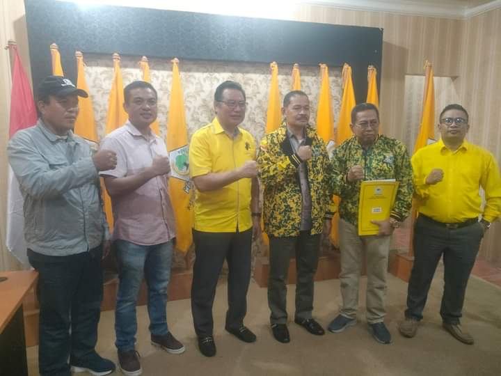 La Ode Kardini saat menerima rekomendasi B1-KWK dari Partai Golkar. Foto : Ist.