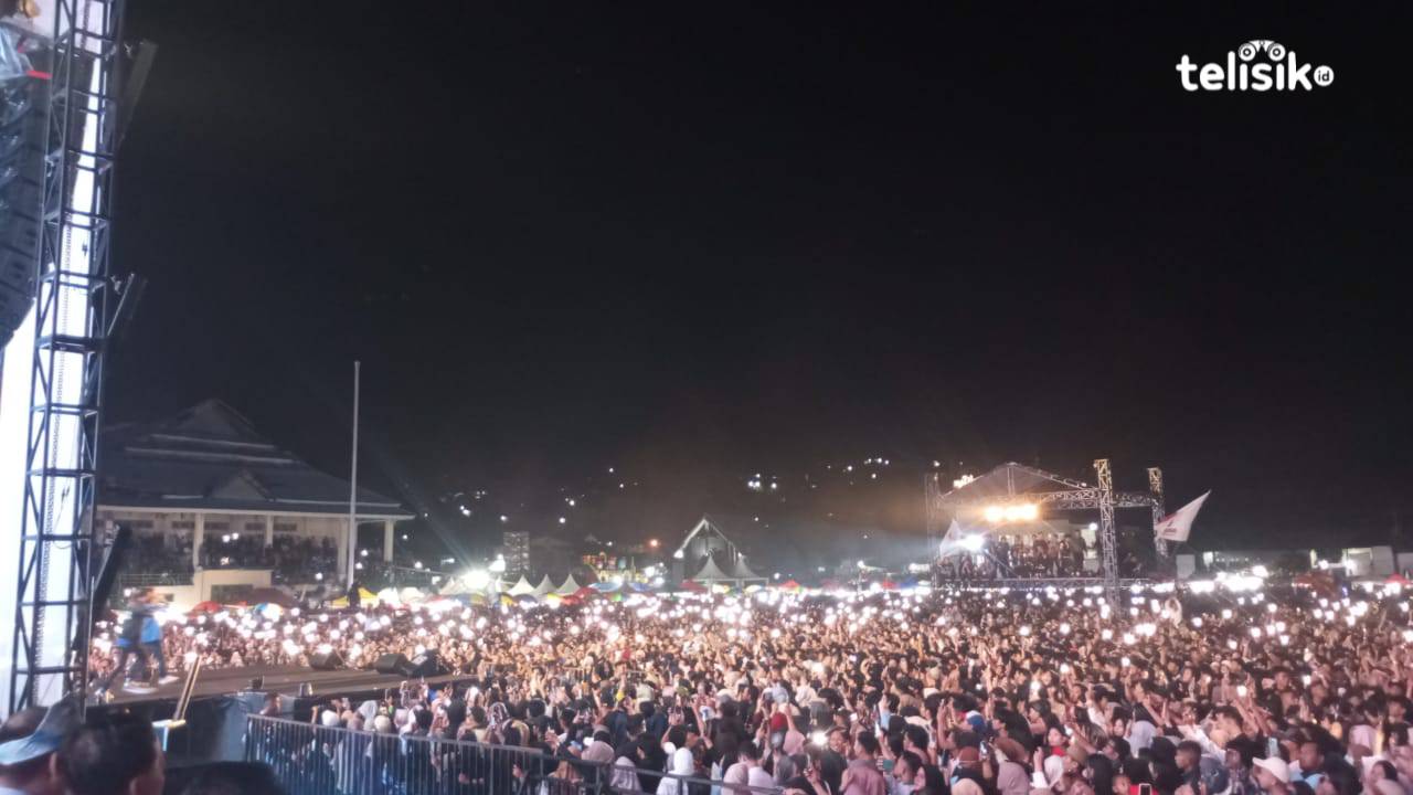 Ribuan masyarakat memadati Lapangan Benu-benua di acara deklarasi ASR-Hugua sebagai balon Gubernur dan Wakil Gubernur. Foto: Nur Fauzia/Telisik