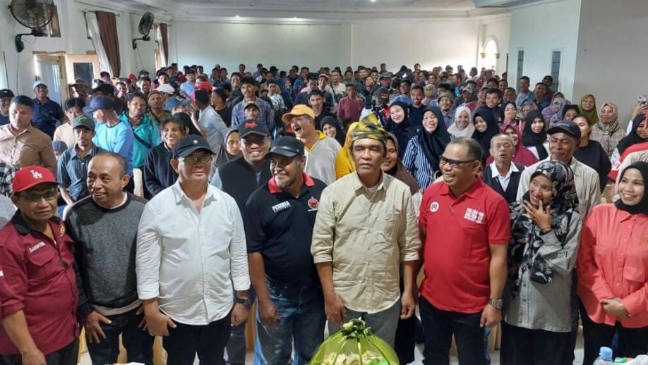 Bakal Calon Wakil Gubernur Sulawesi Tenggara, La Ode Ida saat mengukuhkan tim pemenang Sultra di Buton. Foto: Ist