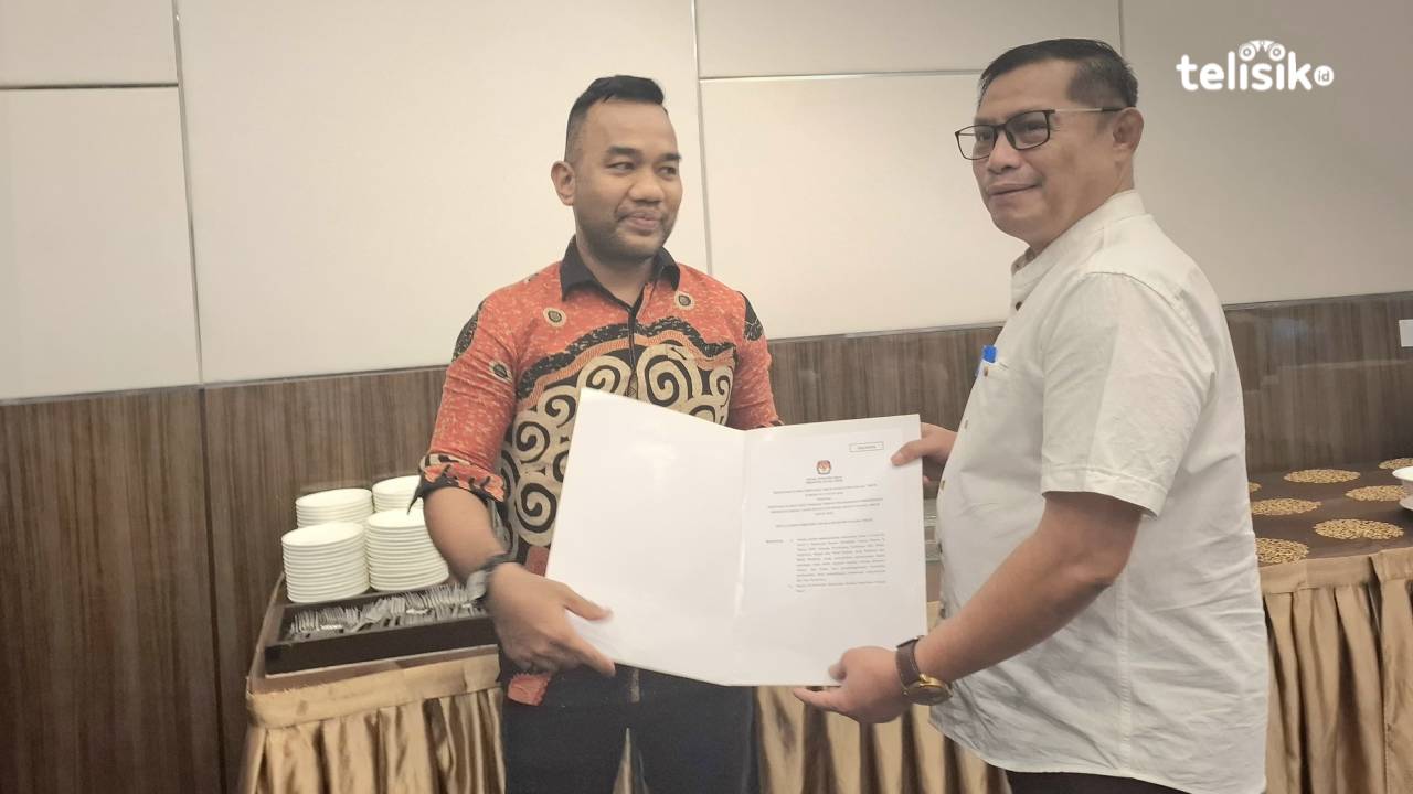 Ketua KPU Kolaka Timur menyerahkan surat rekomendasi pemeriksaan kesehatan kepada Direktur RSUD Bahteramas. Foto:  Erni Yanti/ Telisik