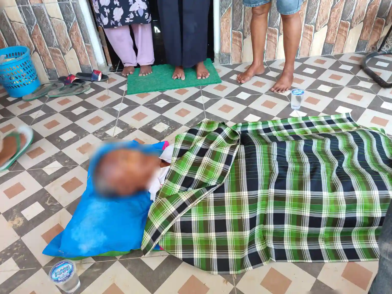 Mayat pria berinisial B (69) yang ditemukan di Kessilampe Teluk Kendari. Foto: Ist.