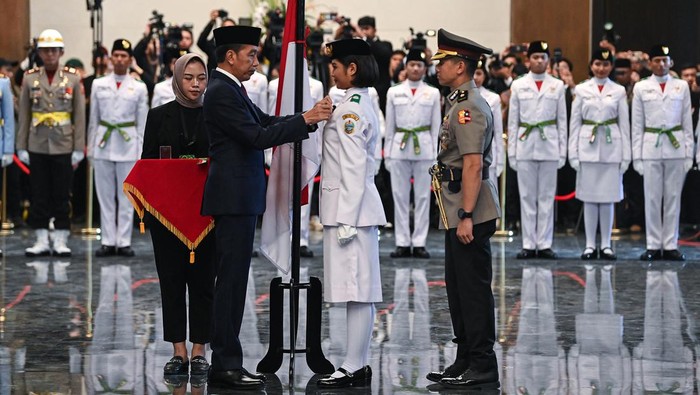 Presiden Jokowi saat mengukuhkan Paskibraka yang akan bertugas di IKN. Foto: Repro birosatpres.go.id