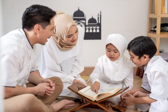 Menumbuhkan keimanan pada anak bukan hanya sekedar mengajari anak salat, mengaji dan puasa. Lebih dari itu dan yang paling utama adalah menumbuhkan kecintaan anak kepada Rabb. Foto: Repro sekolah.mu