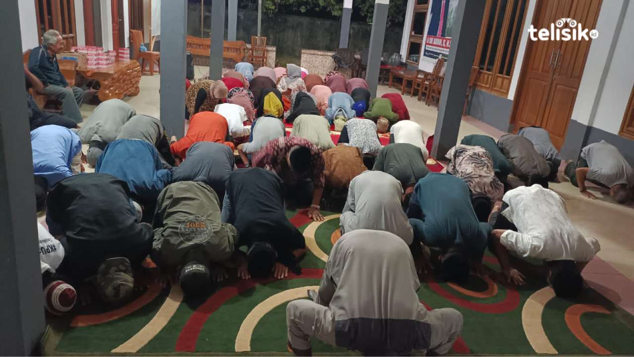 Pendukung dan simpatisan La Ode Kardini-Noor Dhani menggelar sujud syukur. Foto : Sunaryo/Telisik