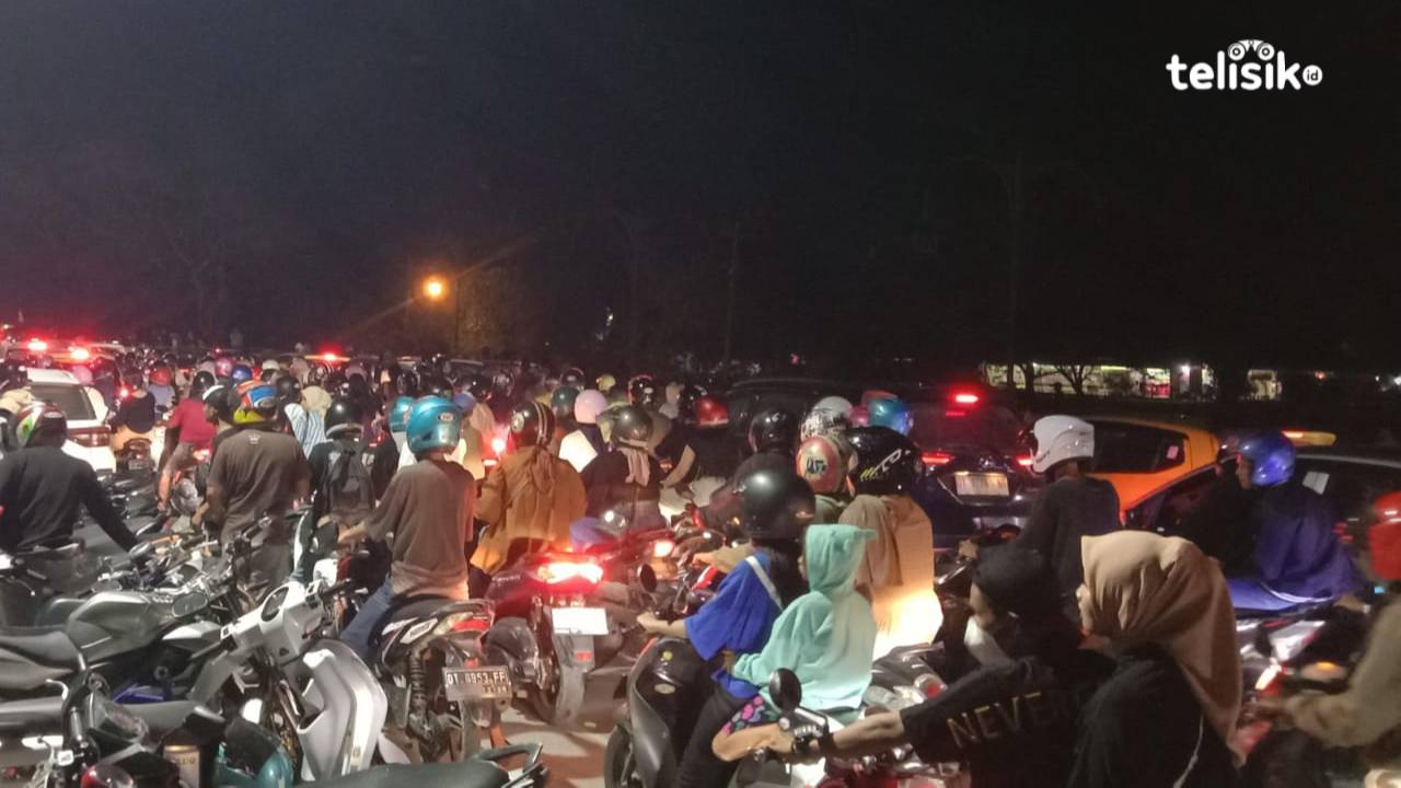 Kemacetan yang terjadi di Jalan Sultan Hasanuddin sekitaran Taman Meohai. Foto: Egit Riski/Telisik