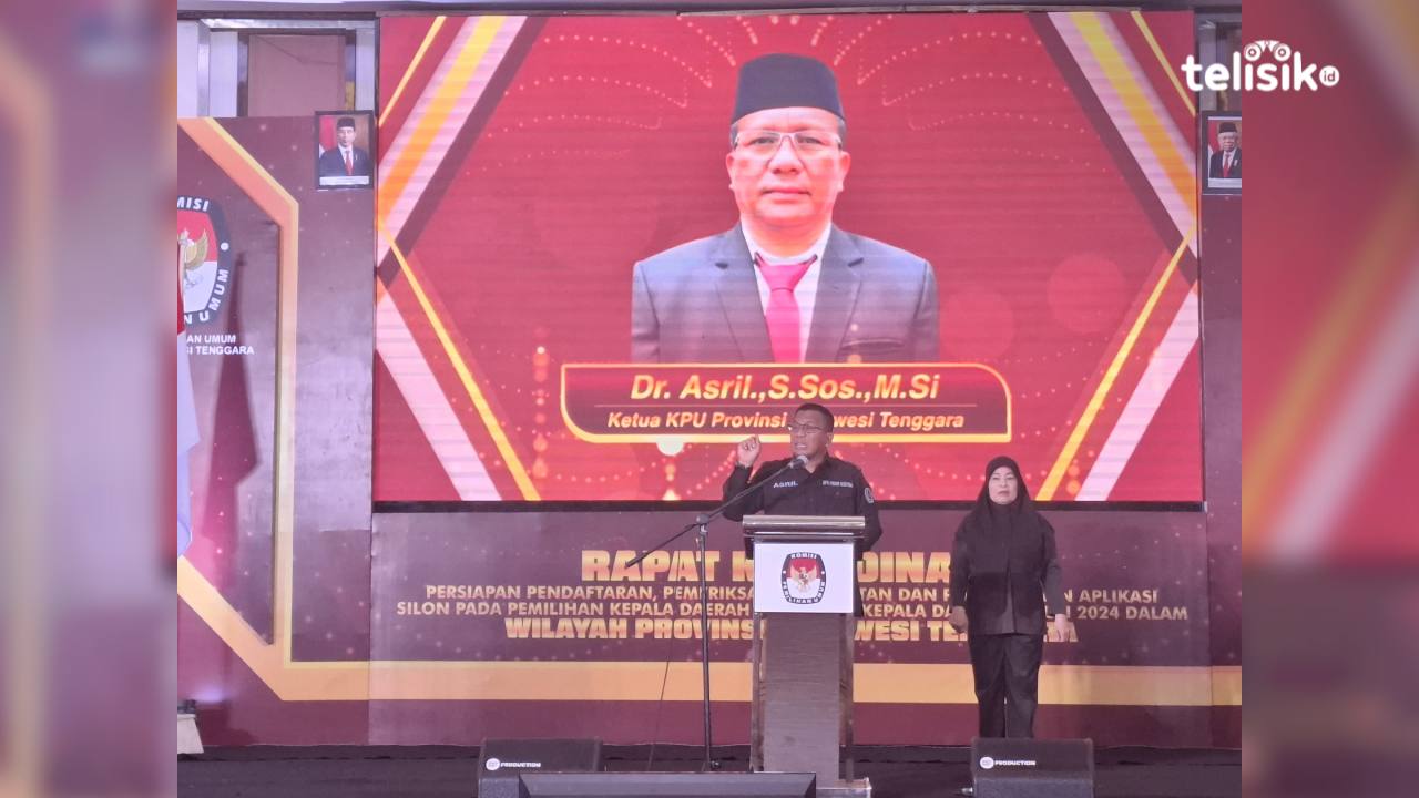 Ketua KPU Sulawesi Tenggara, Asril saat menyampaikan sambutan. Foto: Erni Yanti/ Telisik