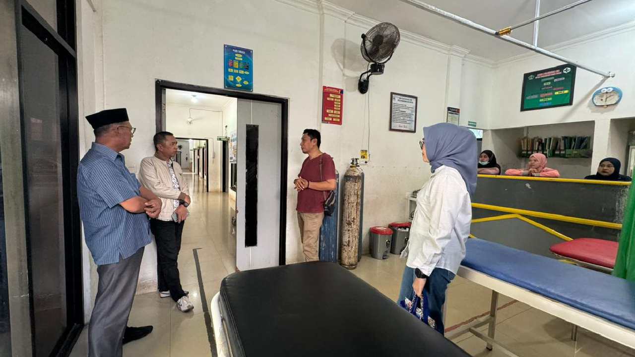 Ketua Fraksi PPP, Mustamrin Saleh bersama anggota Komisi III DPRD Kolaka Utara saat mengunjungi Puskesmas Kecamatan Batu Putih. Foto: Ist.
