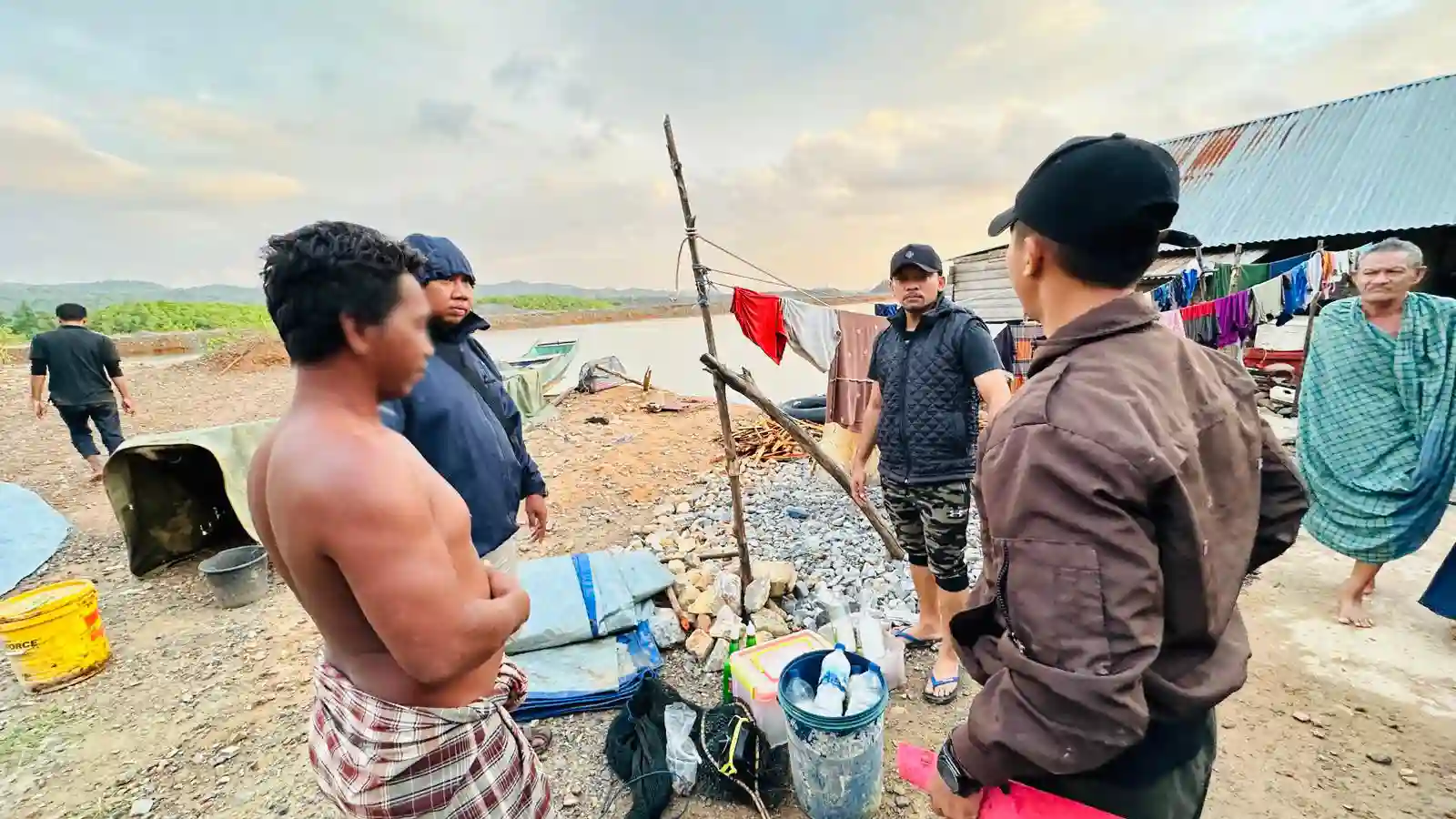 Tim Subdit Gakkum Polda Sultra saat melakukan pengecekan di lokasi penyimpanan barang bukti bom rakitan, Selasa (27/8/2024). Foto: Ist.