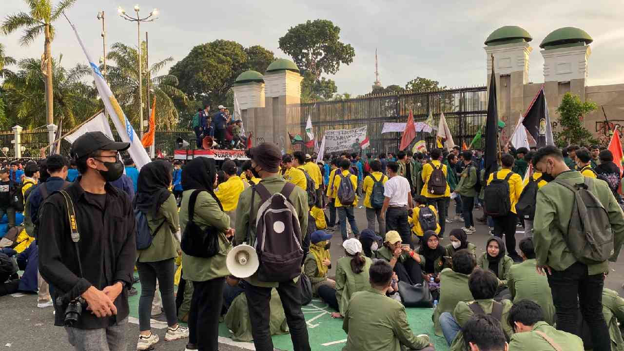 Ribuan massa dari gabungan elemen mahasiswa menggelar aksi unjuk rasa menolak Undang-Undang Cipta Kerja. Foto: Repro disway.id