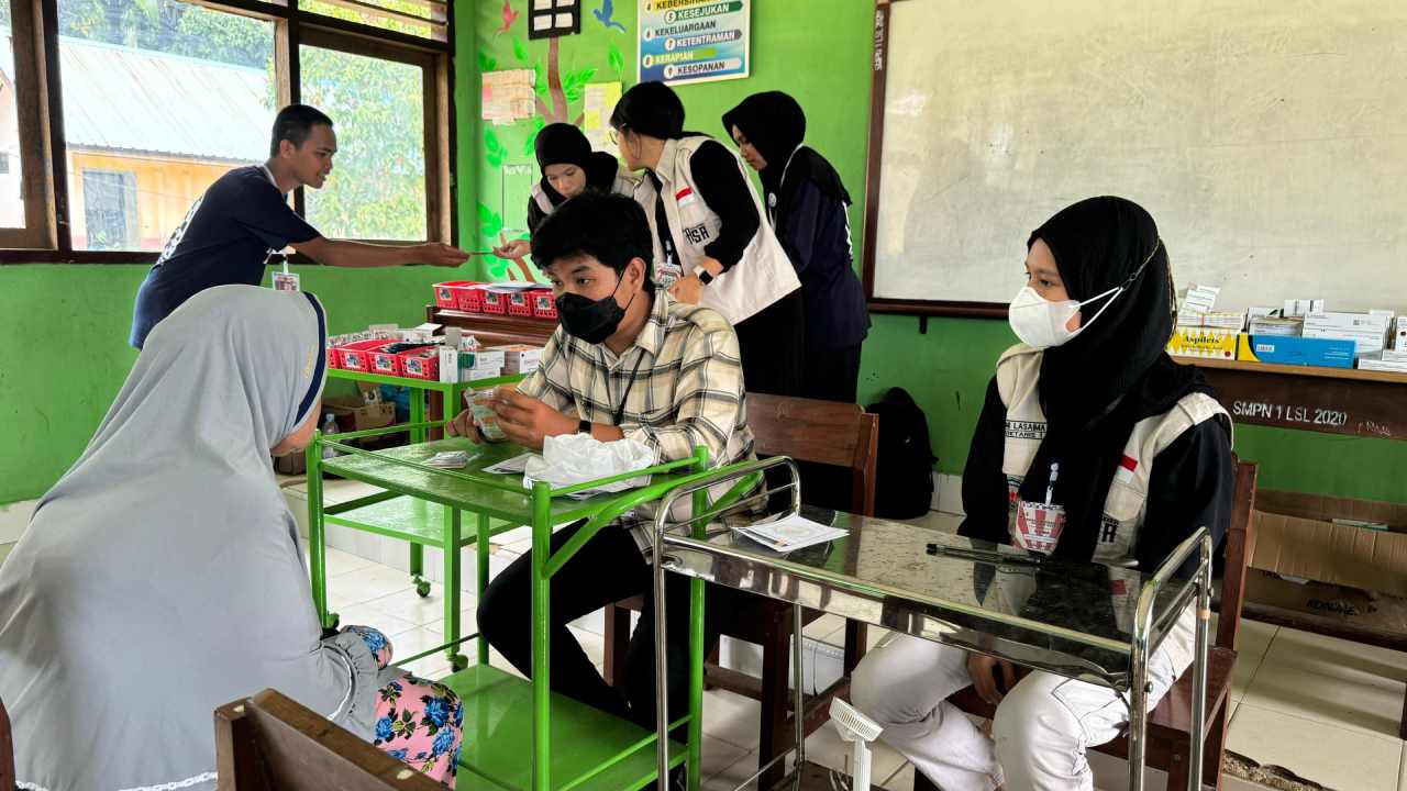 Proses pemeriksaan kesehatan oleh mahasiswa fakultas kedokteran UHO Kendari. Foto: Ist