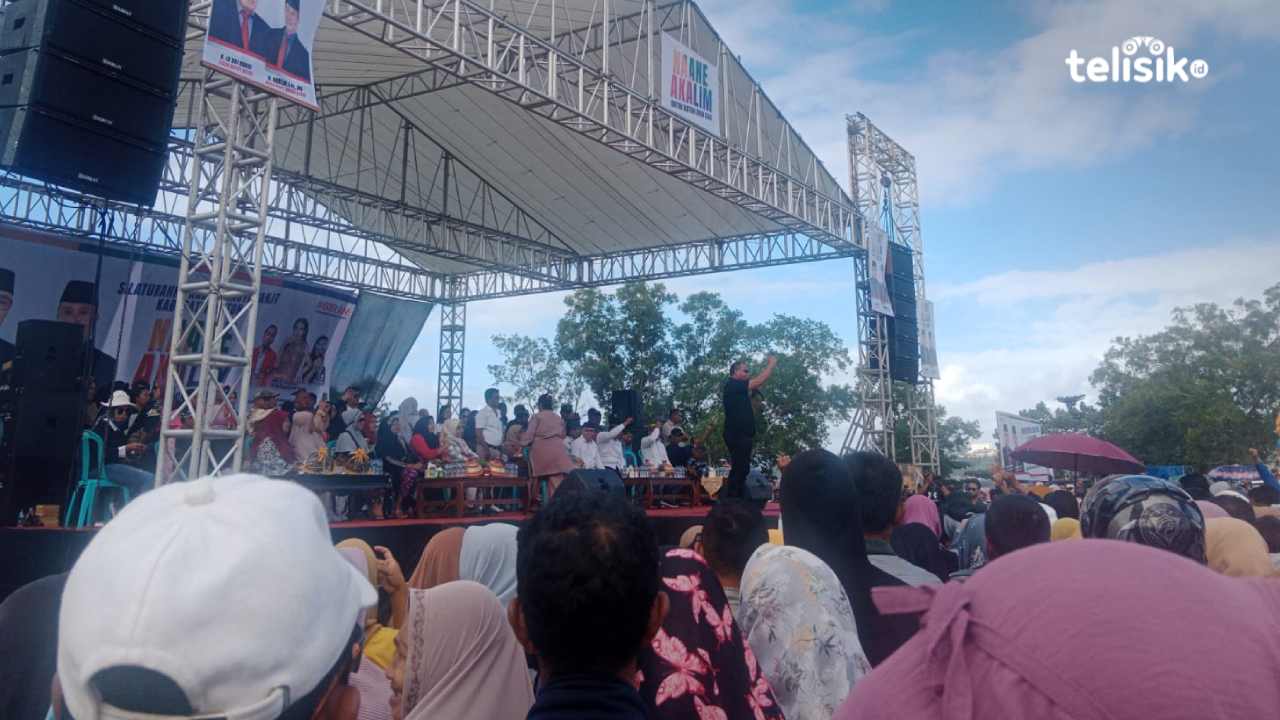 Ketua DPC PDIP Kabupaten Buton, Farid Bachim saat menyampaikan sambutan pada silaturahmi akbar bersama masyarakat Buton, dilapangan Banabungi, Pasarwajo. Foto: Febriyani/Telisik