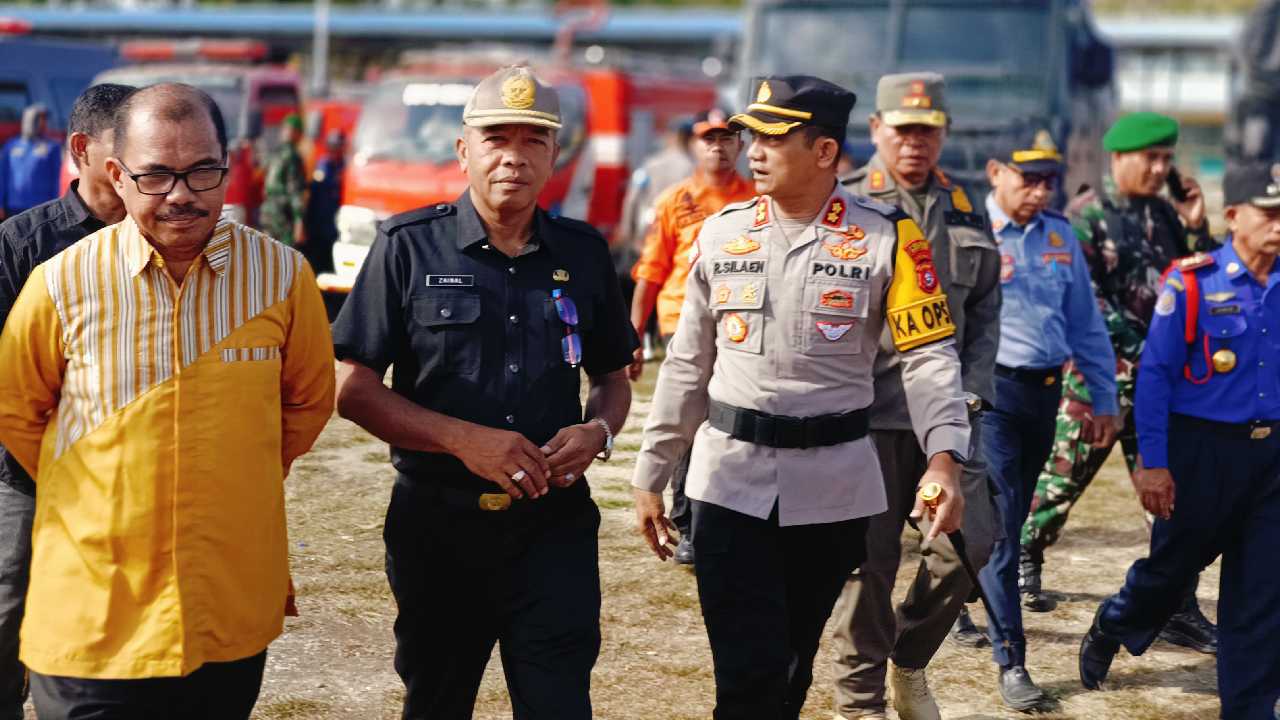 Kapolres Kabupaten Buton AKB Rudy Silean, berjalan beriringan bersama para OPD lingkup Kabupaten Buton Selatan di Lapangan Lakarada, Buton Selatan. Foto: Diskominfo Buton Selatan