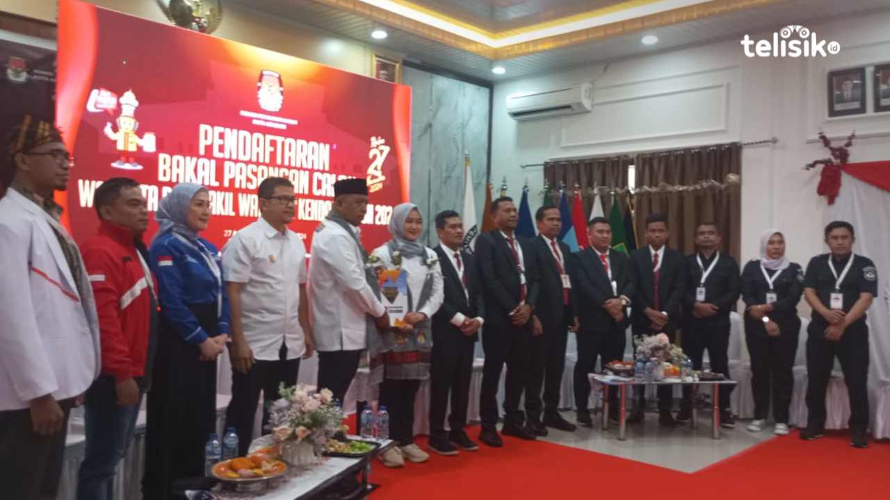 Pasangan Giona-Subhan Saat Menerima Surat Pengantar Pemeriksaan Kesehatan Dari KPU Kota Kendari.Foto: Nur Fauzia/Telisik
