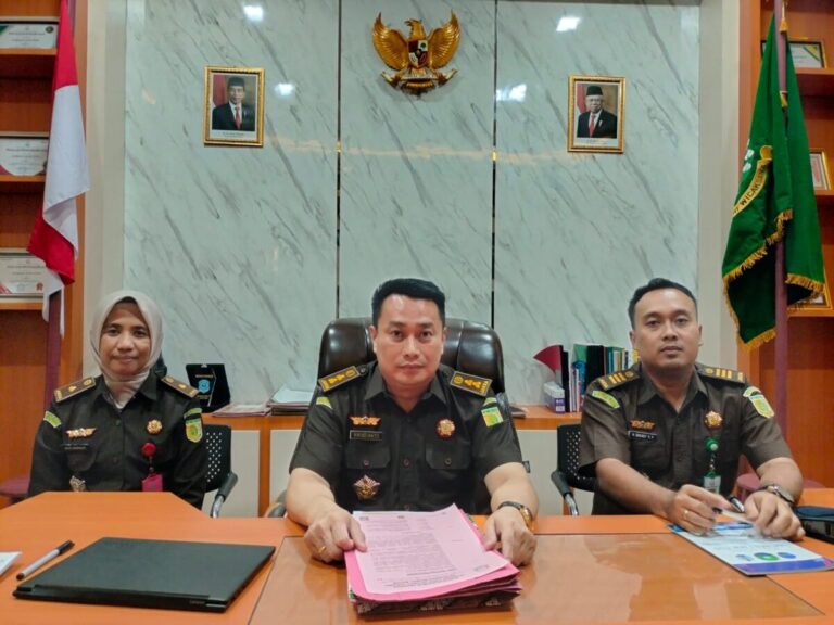 ekspos perkara bersama jajarannya, Kajari Krisdyanto didampingi Kasi Intel Nobertus Dhendy RP, Kasi Pidsus Siti Darniati , melakukan konferensi pers, Rabu 21 Agustus 2024 malam. Foto: Ist