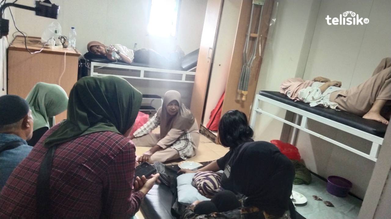Terlihat Ibu Erna dan ditemani keluarganya setelah melahirkan bayi berjenis kelamin laki-laki. Foto: Merdiyanto/Telisik
