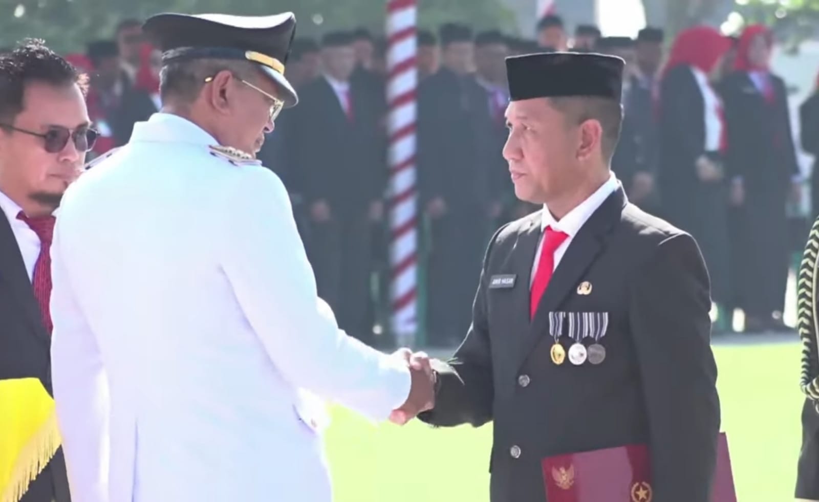 Asisten Administrasi Pemerintahan dan Kesejahteraan Rakyat, Amir Hasan, menerima penghargaan Satya Lencana Karya Satya 30 tahun dari Pj Wali Kota Kendari. Foto: Ist.