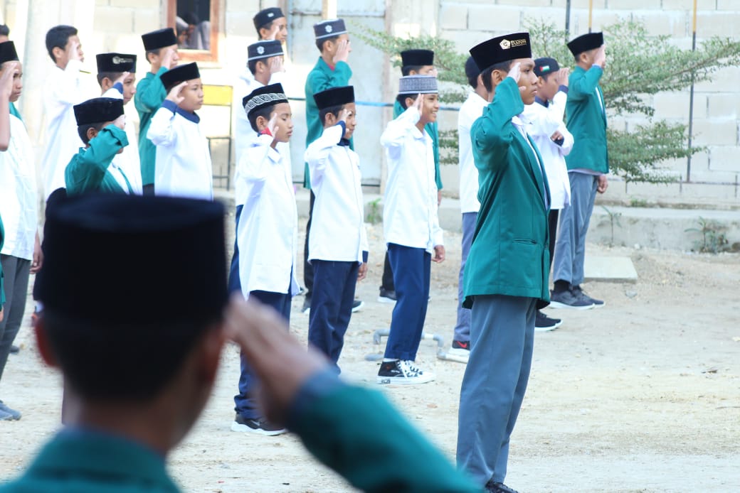 Santri Ponpes Baron Kendari saat mengikuti upacara pengibaran bendera HUT ke-79 RI. Foto: Ist.