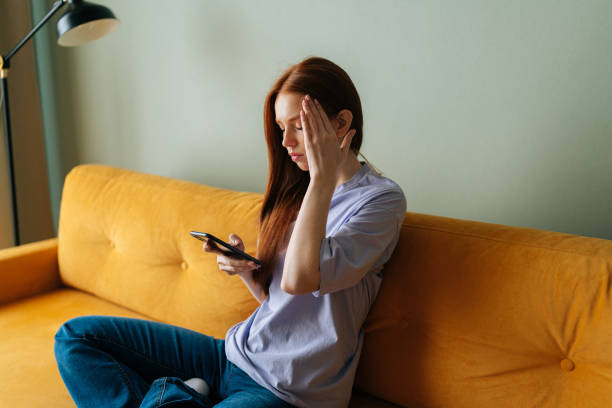 Salah satu ciri yang bisa dikenali adalah tiba-tiba keluar dari WhatsApp. Bisa jadi ada perangkat lain yang mencoba masuk ke akun WhatsApp. Foto: Repro Istockphoto