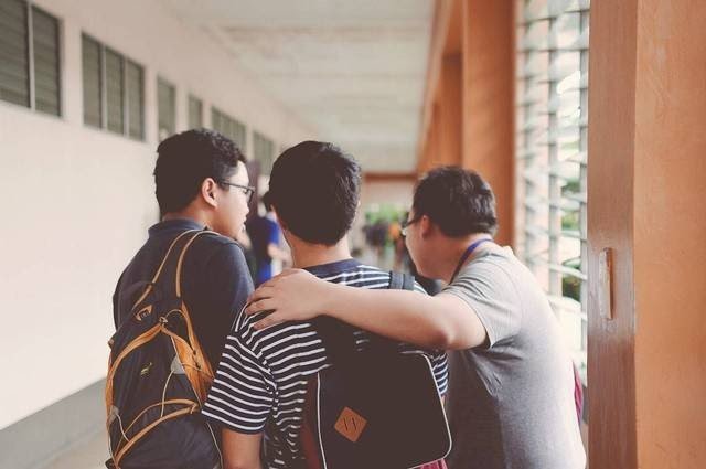 Dalam masyarakat yang dinamis, perbedaan pendapat kerap terjadi di banyak aspek kehidupan. Tak jarang, perbedaan ini memicu konflik dan ketegangan antar individu maupun kelompok. Foto: Repro Kumparan.com