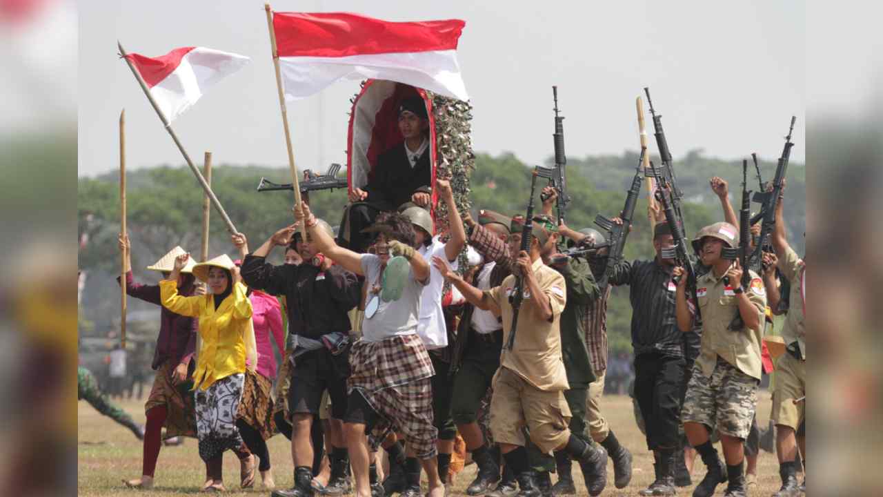 Seniman memainkan drama kolosal berjudul Sudirman Panglimaku dalam Peringatan HUT TNI. Foto: Repro antaranews.com